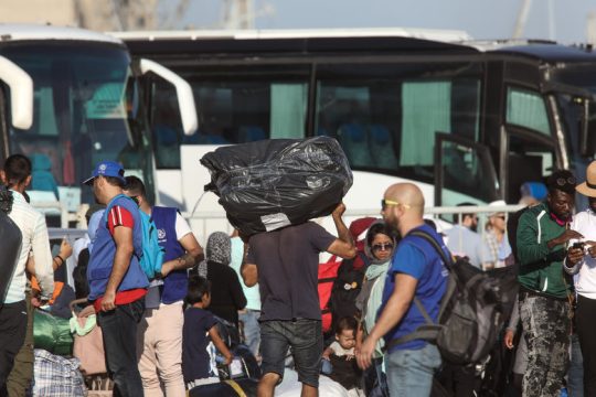 Απειλούν με… όπλα τους πρόσφυγες