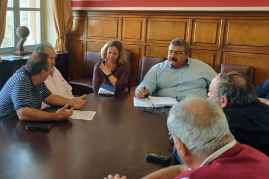 Χανιά: Παράσταση διαμαρτυρίας από τους αγρότες για τη δακοκτονία