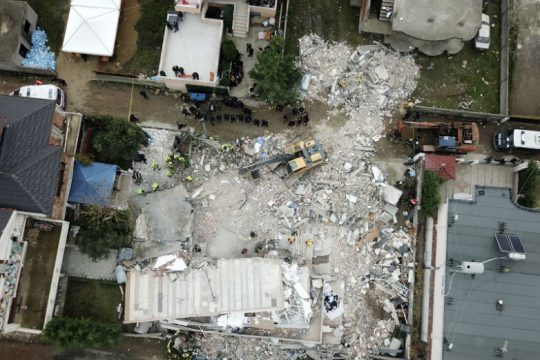 Ολόκληρες οικογένειες χάθηκαν στα συντρίμμια 