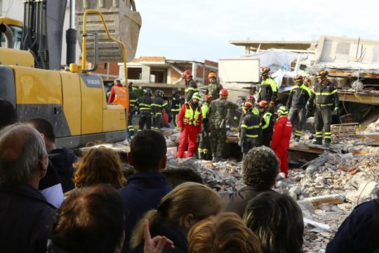 Μάχη με τον χρόνο στην Αλβανία για τους εγκλωβισμένους