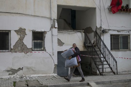 Θρήνος για την τραγωδία που προκάλεσε ο μεγάλος σεισμός στην Αλβανία