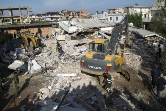 Αυξάνεται συνεχώς ο αριθμός των νεκρών – Δραματικές στιγμές στα συντρίμμια