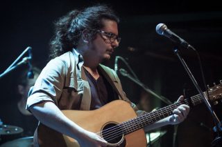 Ο τραγουδοποιός που αγαπάει τη γυναικεία φωνή