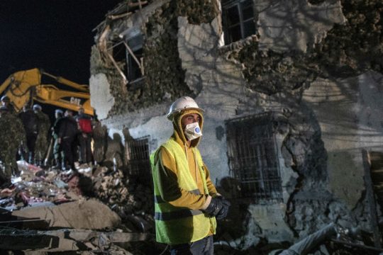 Δύσκολη νύχτα στην Αλβανία, αγωνία στα συντρίμμια μετά τον σεισμό