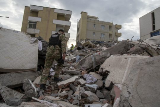 Λιγοστεύουν οι ελπίδες για επιζώντες στην Αλβανία