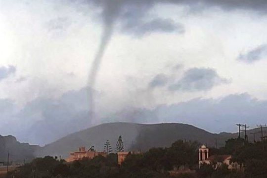 Ζημιές σε θερμοκήπια και καλλιέργειες από ανεμοστρόβιλο στα Χανιά