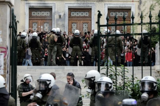 Επίδειξη αυταρχισμού με εισβολή ΜΑΤ στην ΑΣΟΕΕ