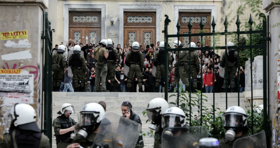 Επίδειξη αυταρχισμού με εισβολή ΜΑΤ στην ΑΣΟΕΕ