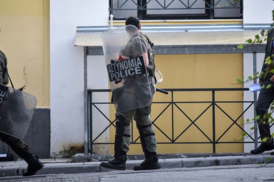 Τα ΜΑΤ έριξαν κρότου λάμψης μέσα στην Ευελπίδων