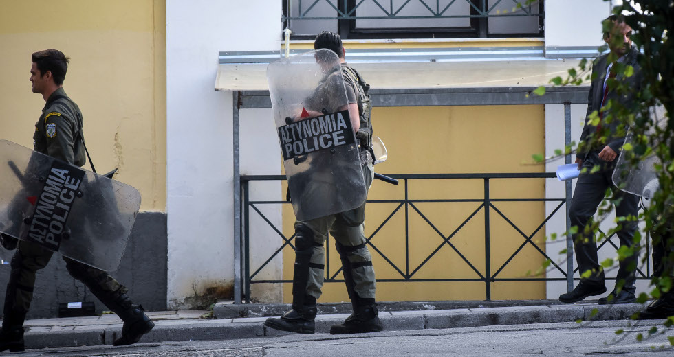 Τα ΜΑΤ έριξαν κρότου λάμψης μέσα στην Ευελπίδων