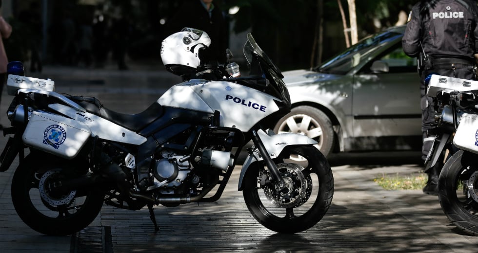 Προσαγωγές μελών του ΣΕΚ, ενώ κολλούσαν αφίσες για το Πολυτεχνείο