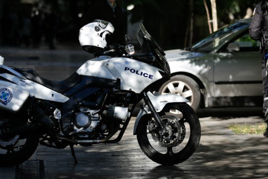 Ασφαλίτης γρονθοκόπησε 18χρονο, επειδή του είπε ότι είναι από την Αλβανία