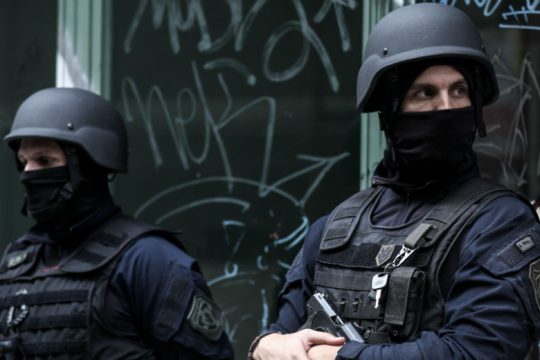 Μία σύλληψη για επιθέσεις κατά αστυνομικών στα Εξάρχεια