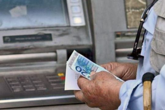 Χαμηλώνει το «πέναλτι» για εργαζόμενους συνταξιούχους