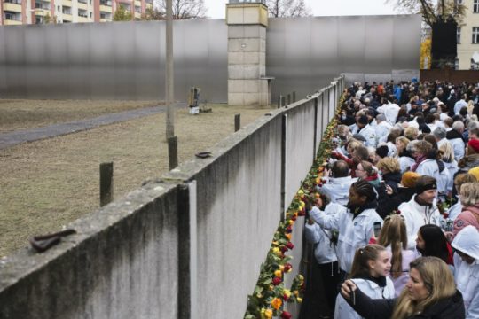 Μηνύματα κατά του ρατσισμού στην επέτειο από την Πτώση του Τείχους