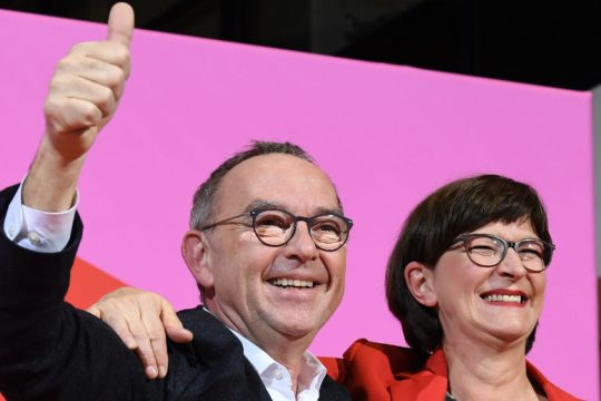 Νίκη των αουτσάιντερ στο SPD