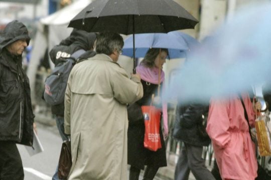 Εξασθενούν οι βροχές, έρχονται τοπικές χαλαζοπτώσεις