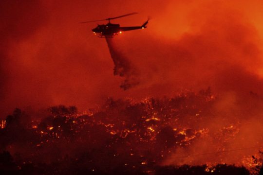 Μεγάλη πυρκαγιά απειλεί τη Σάντα Μπάρμπαρα στην Καλιφόρνια