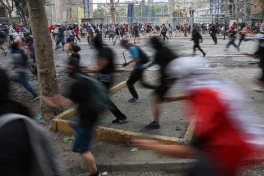 Χιλή: Περίεργη υπόθεση με τραυματισμό διαδηλωτή από πυρά Αμερικανού