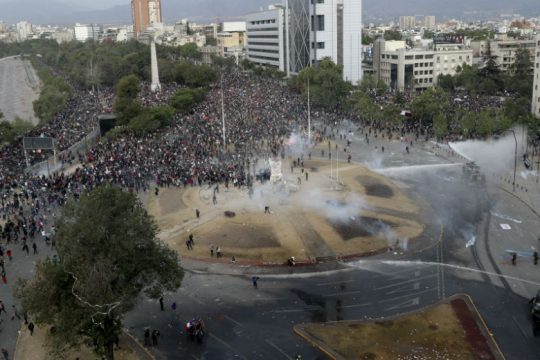 Δεν παραιτείται ο Πινιέρα, παρότι παραδέχεται ευθύνη για την κρίση στη Χιλή