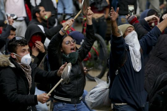 Ξανά στο δρόμο οι Κολομβιανοί, παρά την απαγόρευση κυκλοφορίας