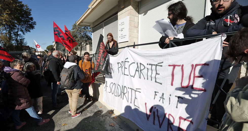 Συνδικάτα και «γιλέκα» σε «μετωπική» με τον Μακρόν