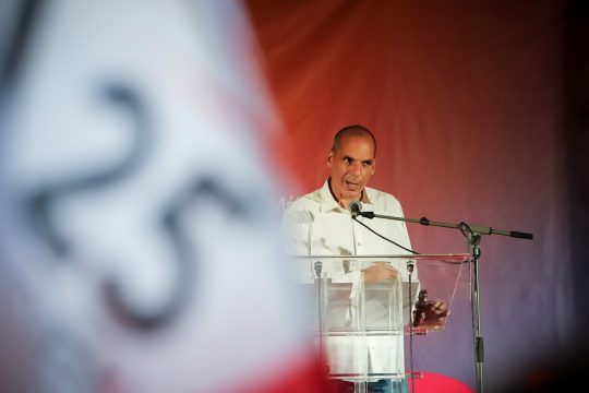 «Αναγεννάται» στην Πράγα και καταδικάζει