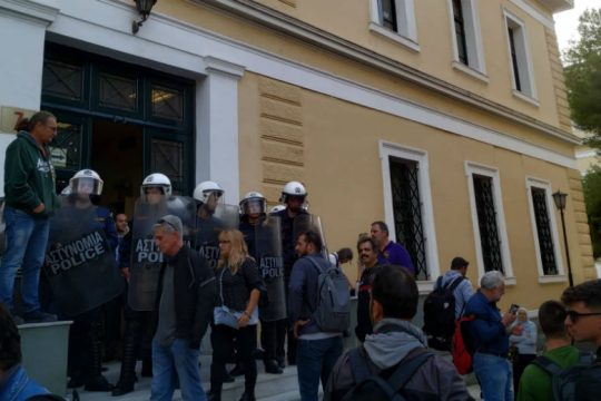 Τον συνέλαβαν ξημερώματα έξω από το σπίτι του για τα γεγονότα στην ΑΣΟΕΕ