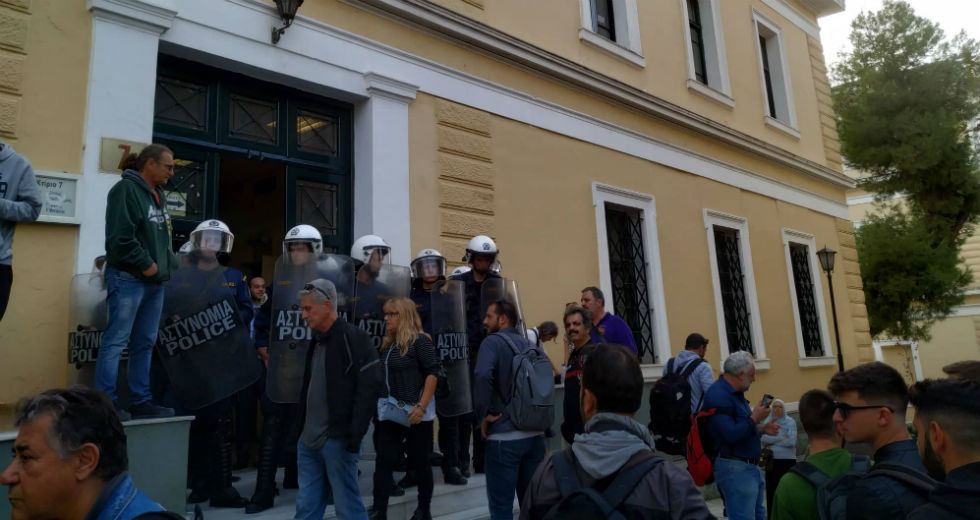 Τον συνέλαβαν ξημερώματα έξω από το σπίτι του για τα γεγονότα στην ΑΣΟΕΕ