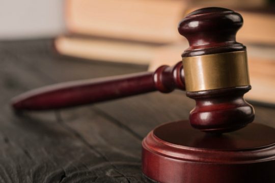 Δικαστική δικαίωση σε τυφλούς για περικοπές σε συντάξεις-επιδόματα
