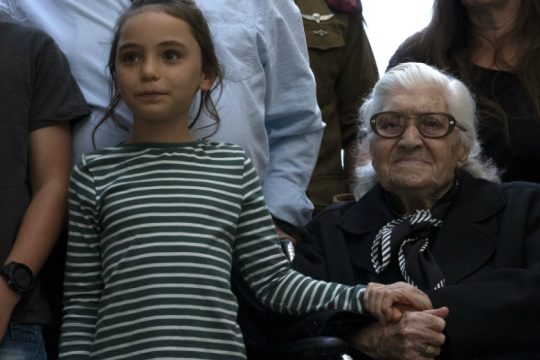 Ξανάσμιξε με την εβραϊκή οικογένεια που έσωσε πριν 75 χρόνια