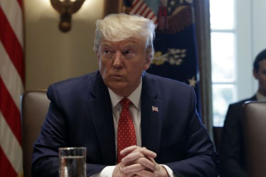 Οργή Τραμπ και Λευκού Οίκου μετά τις καταθέσεις για το τηλεφώνημα με Ζελένσκι