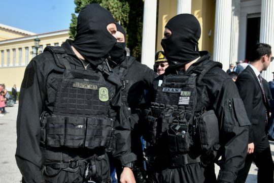 300 άτομα γονατιστά με τα χέρια στο κεφάλι σαν έτοιμα για εκτέλεση μέσα σε χώρο διασκέδασης