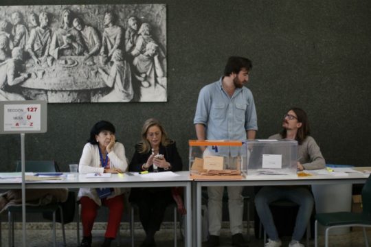 Μειωμένη προσέλευση στις κάλπες σε σχέση με τον Απρίλιο στην Ισπανία