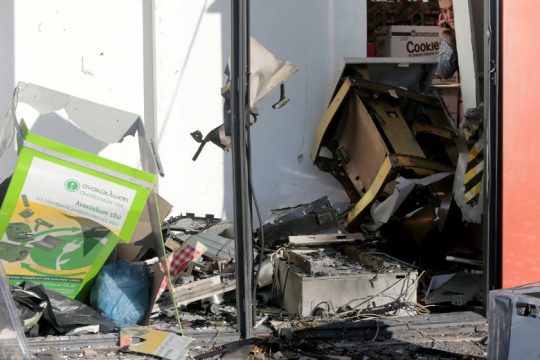 «Βροχή» από ευρώ έφερε έκρηξη ΑΤΜ στο Περιστέρι