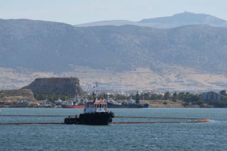 Μικρής έκτασης θαλάσσια ρύπανση στη «Βλύχα» Ελευσίνας