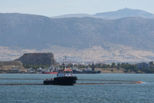 Μικρής έκτασης θαλάσσια ρύπανση στη «Βλύχα» Ελευσίνας