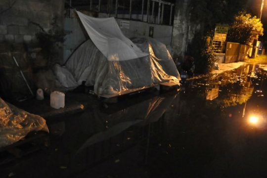 ΚΕΕΡΦΑ: Παιδιά ενός κατώτερου Θεού σε πλημμυρισμένες σκηνές στον Ελαιώνα