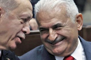 Ο Ερντογάν σηκώνει ψηλά τον αμανέ μετά την εισβολή στη Συρία