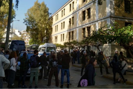 Επίδειξη αυταρχισμού (και) στα δικαστήρια της Ευελπίδων