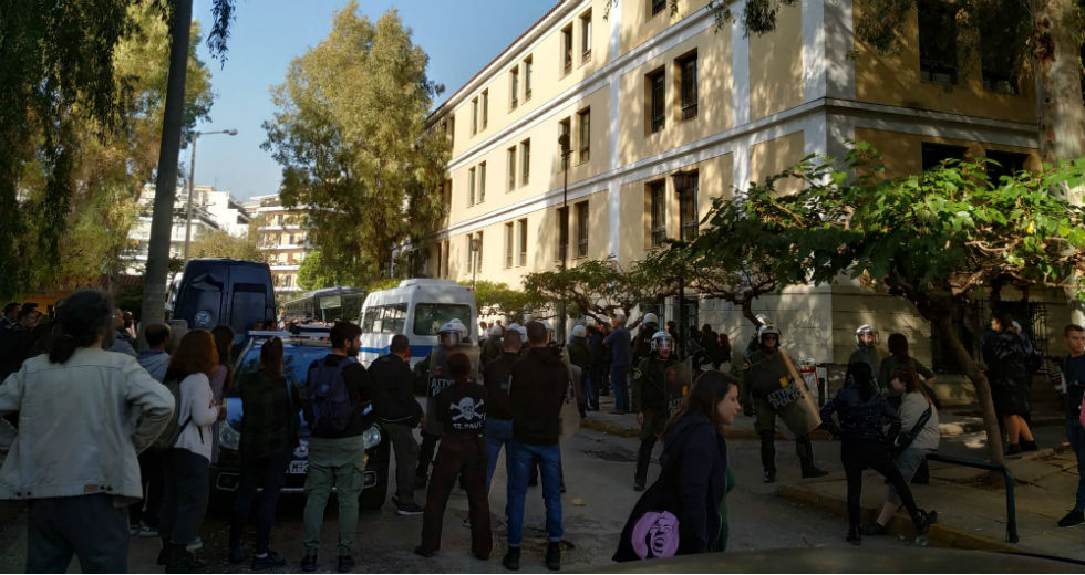 Επίδειξη αυταρχισμού (και) στα δικαστήρια της Ευελπίδων