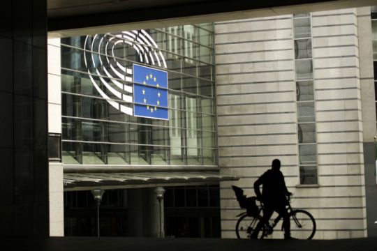 Επιφυλάξεις της Κομισιόν για την εφαρμογή του νόμου για το άσυλο