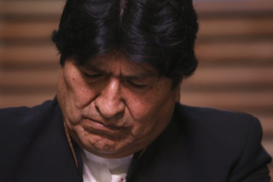 Παραίτηση Μοράλες με καταγγελία για πραξικόπημα