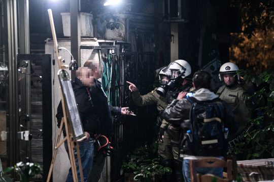 Οι κάτοικοι και τα αστυνομικά όργανα