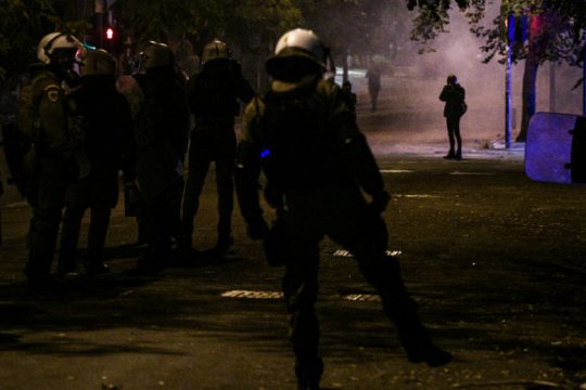 ΜΑΤ χτυπούν με αγριότητα κοπέλα στα Εξάρχεια