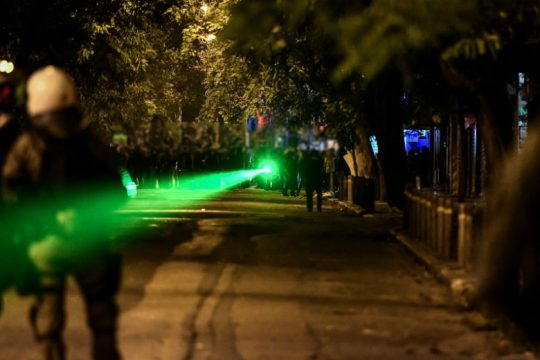 Εξάρχεια: Αστυνομικοί τραυμάτισαν κοπέλα στο κεφάλι