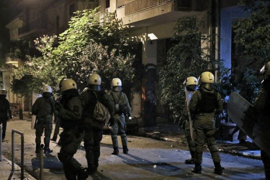 «Νόμος και τάξη» στα Εξάρχεια: ξύλο, χημικά, τραμπουκισμοί και προσαγωγές στον σωρό