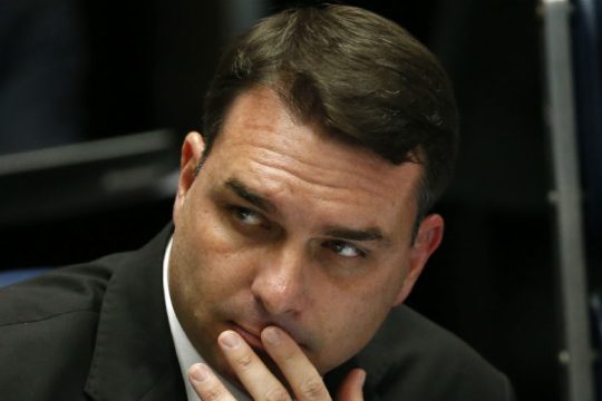 Ξανά στο μικροσκόπιο των εισαγγελέων ο γιος του Μπολσονάρο
