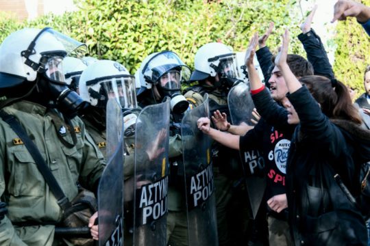 Χημικά κατά φοιτητών έξω από τη σύνοδο πρυτάνεων στο Καβούρι