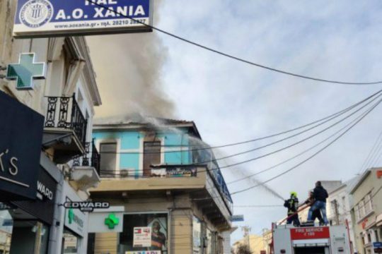 Καταστράφηκε καφετέρια από πυρκαγιά στο κέντρο των Χανίων